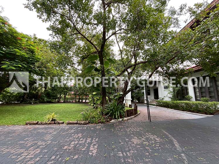 House with Shared Pool in Bangnatrad 